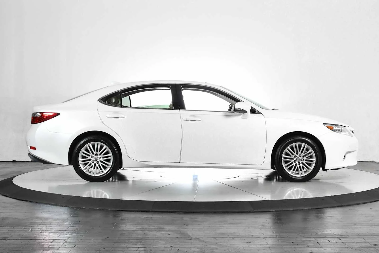 Used 2015 Starfire Pearl Lexus  image 8