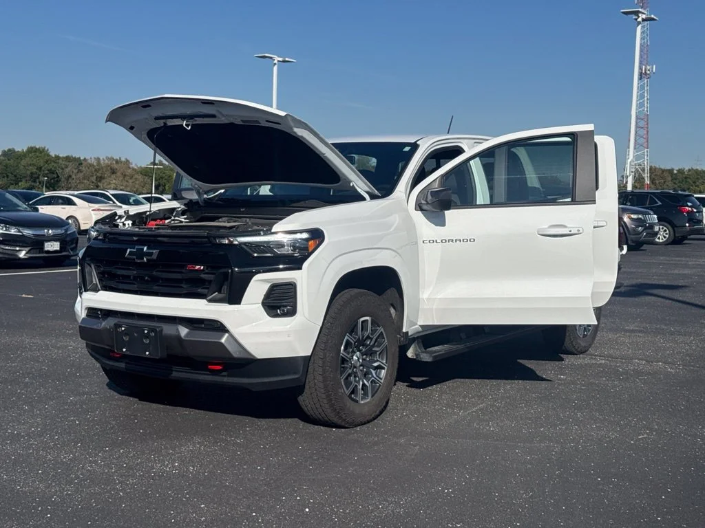 Used 2025 White Chevrolet Z71 image 10