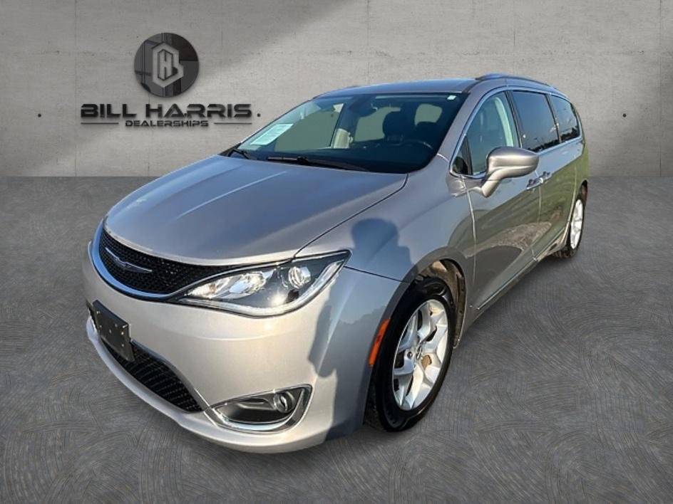 2018 Chrysler Pacifica Touring L's photo