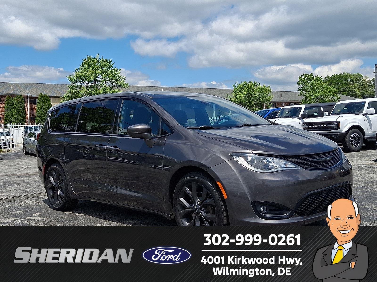 2020 Chrysler Pacifica Touring's photo
