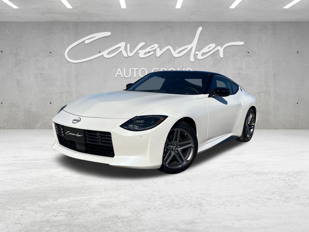 バスボード ホワイト New Pearl White TriCoat / Super Black Two-tone 2026 Nissan Z in