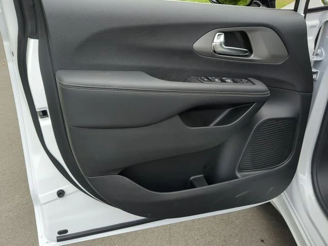 New 2025 Bright White Clear-Coat Exterior Paint Chrysler LX image 30