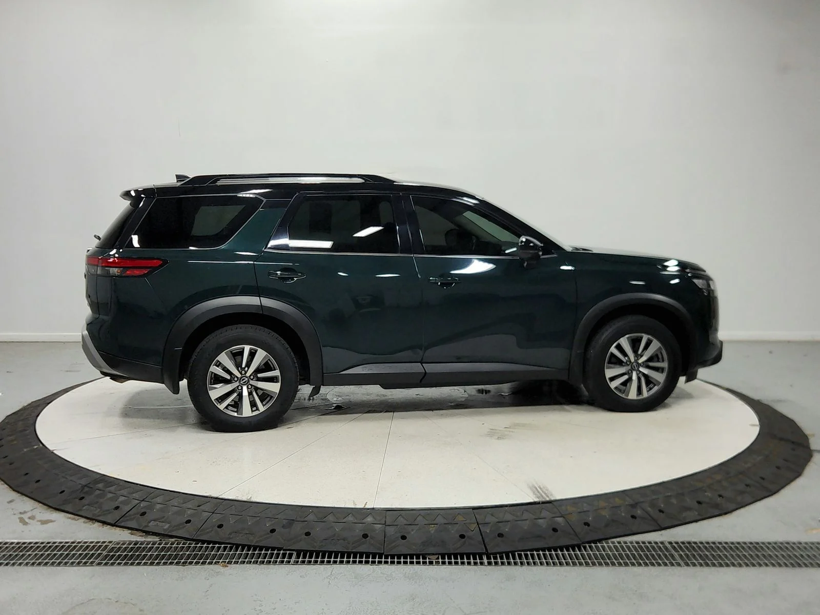 Used 2022 Green 2 Tone Nissan SL image 9