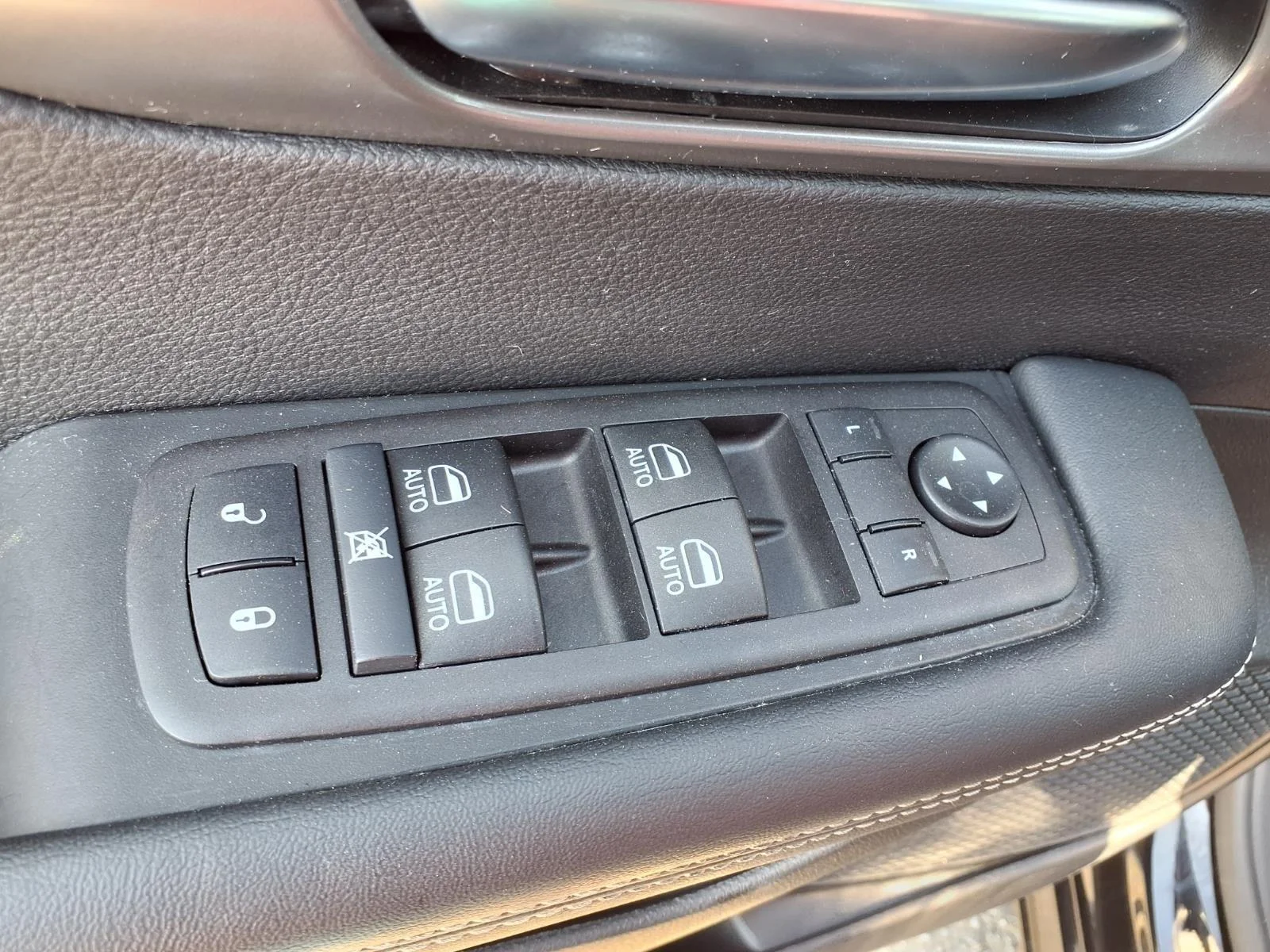 Used 2025 Diamond Black Crystal Pearlcoat Chrysler Select image 8
