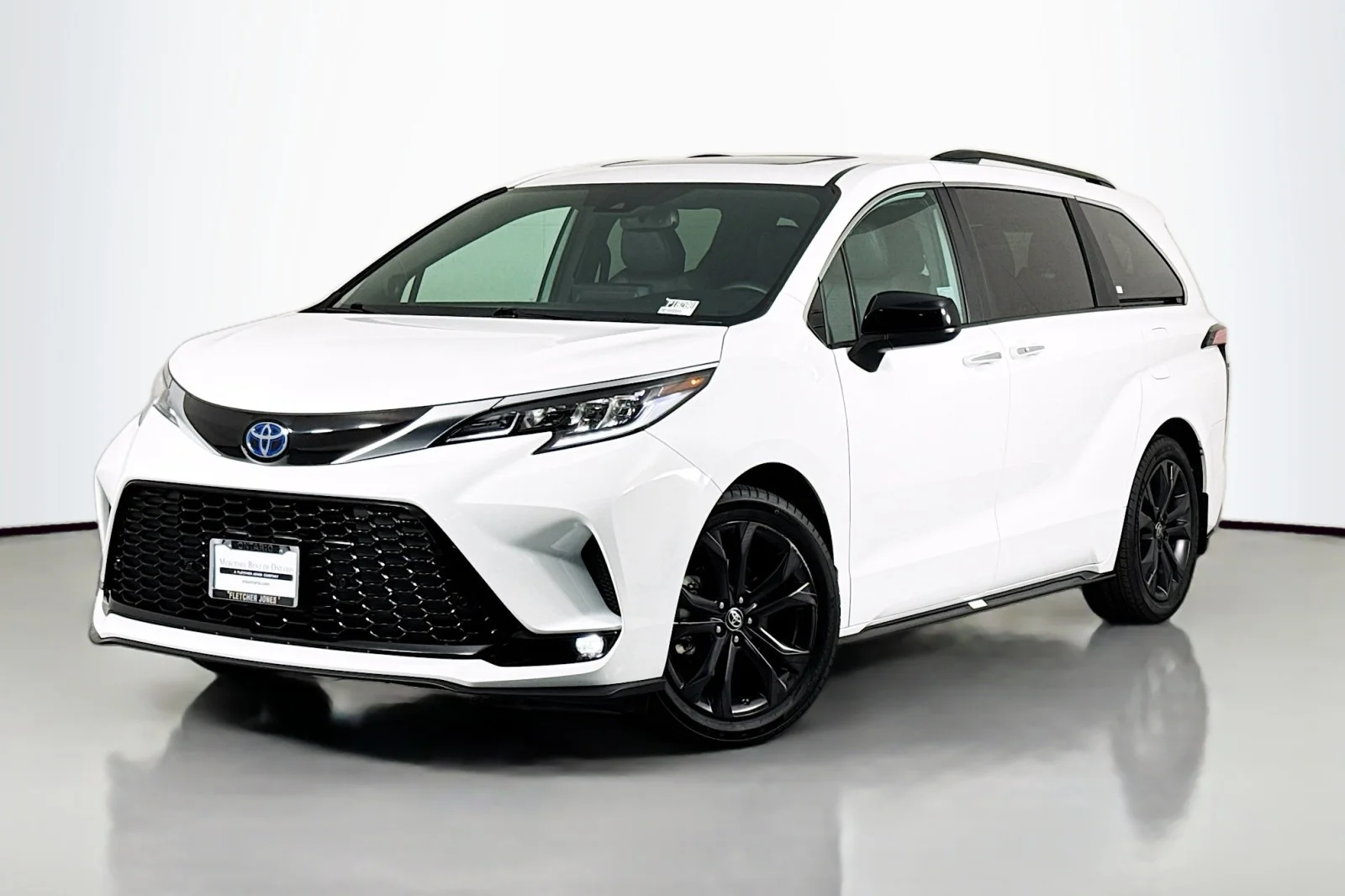2023 Toyota Sienna XSE 7-Passenger Hybrid FWD's photo