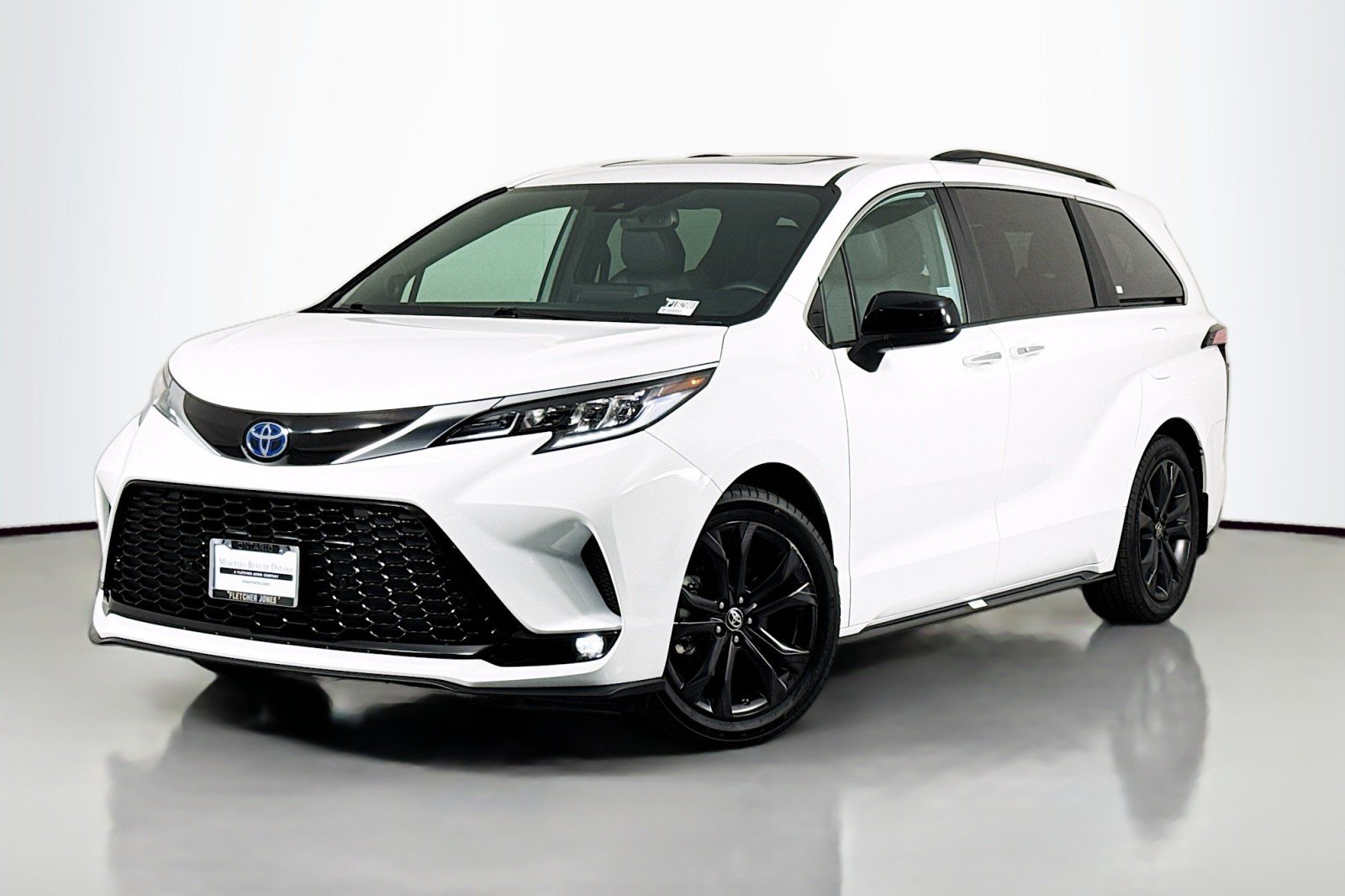 2023 Toyota Sienna XSE 7-Passenger Hybrid FWD's photo