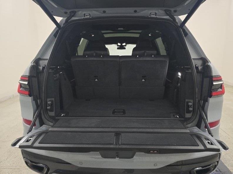 2023 BMW X7 - Image 6