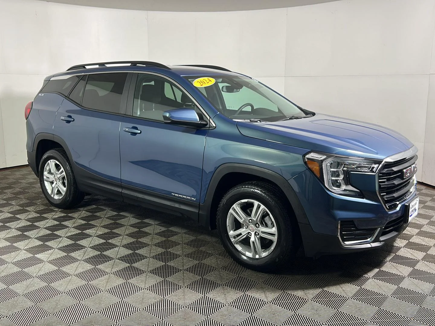 Used 2024 Downpour Metallic GMC SLE image 5