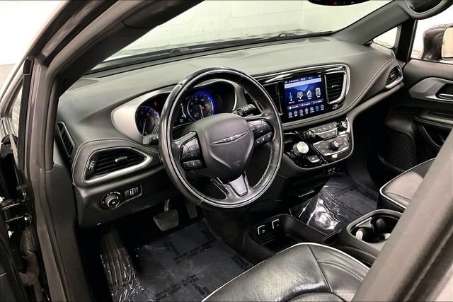 Used 2018 Granite Crystal Metallic Clearcoat Chrysler Limited image 16
