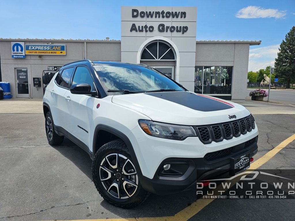 New 2026 Bright White Clear-Coat Exterior Paint Jeep Trailhawk image 1
