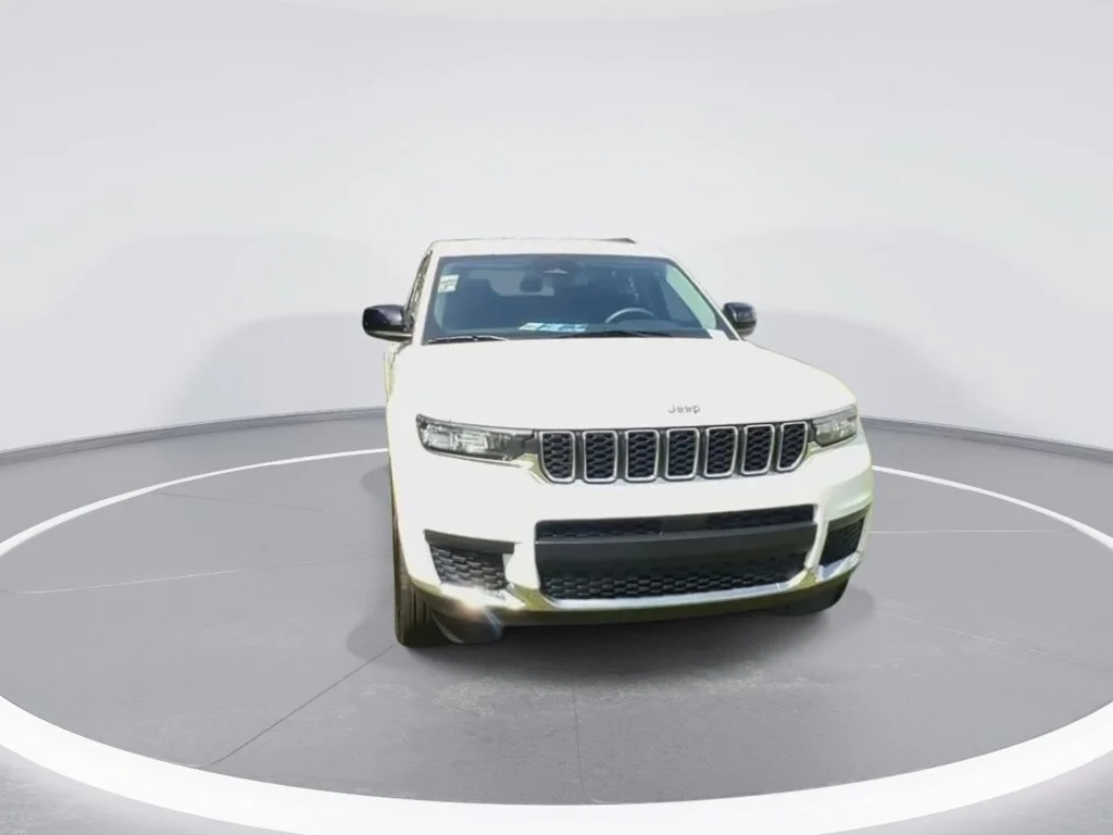 Used 2023 White Jeep Laredo image 3