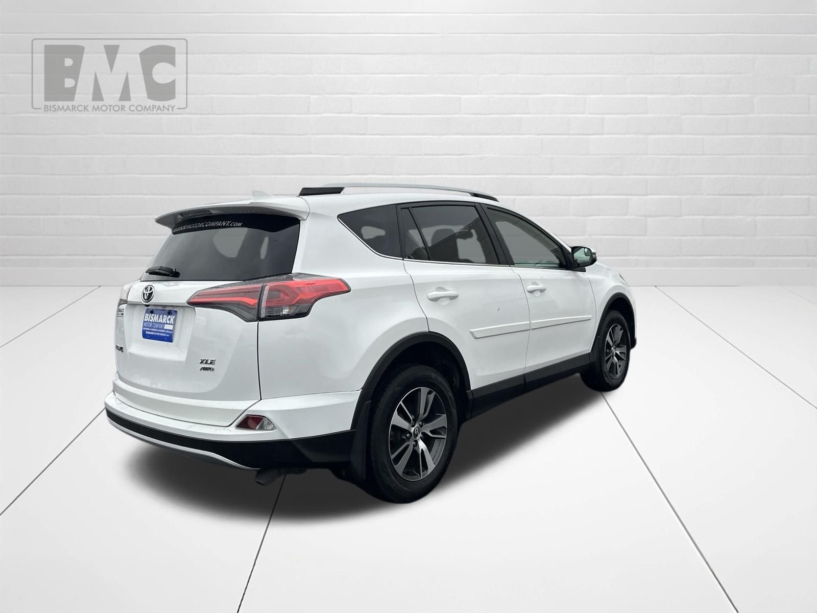 Used 2016 White Toyota XLE image 3