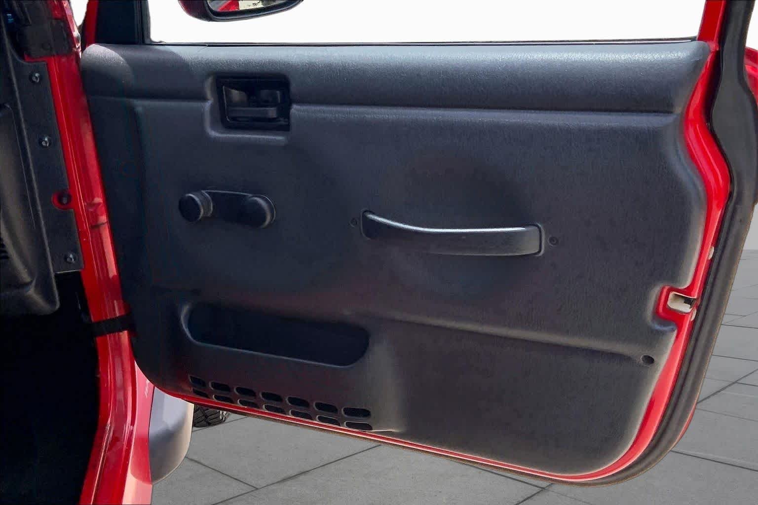 Used 2005 Flame Red Jeep X image 22