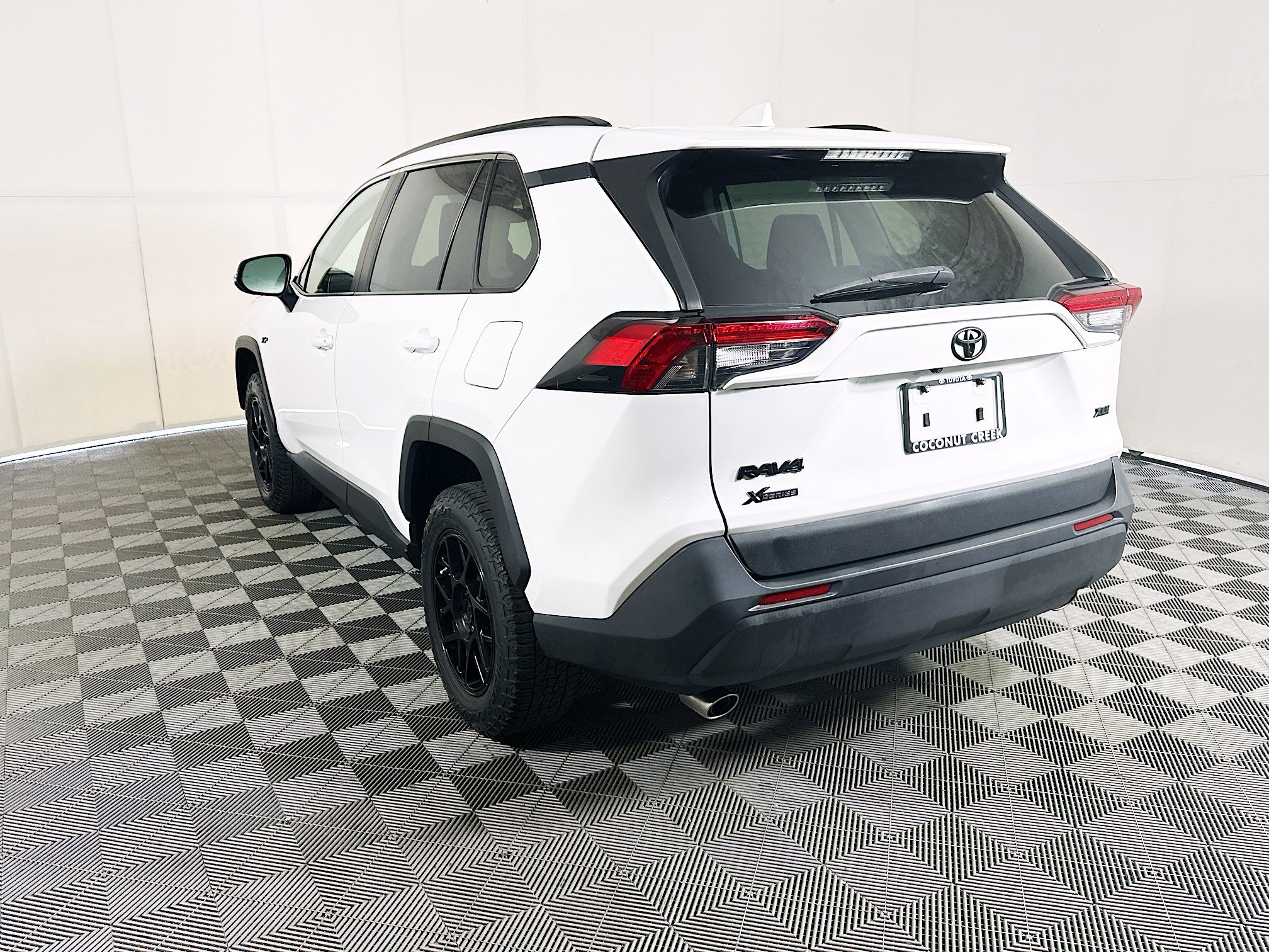 Used 2023 Ice Toyota XLE image 5