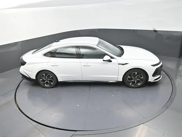 Used 2025 White Hyundai SEL image 30