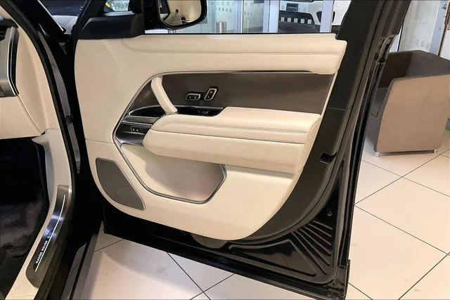 Used 2023 Blue Land Rover SV image 29