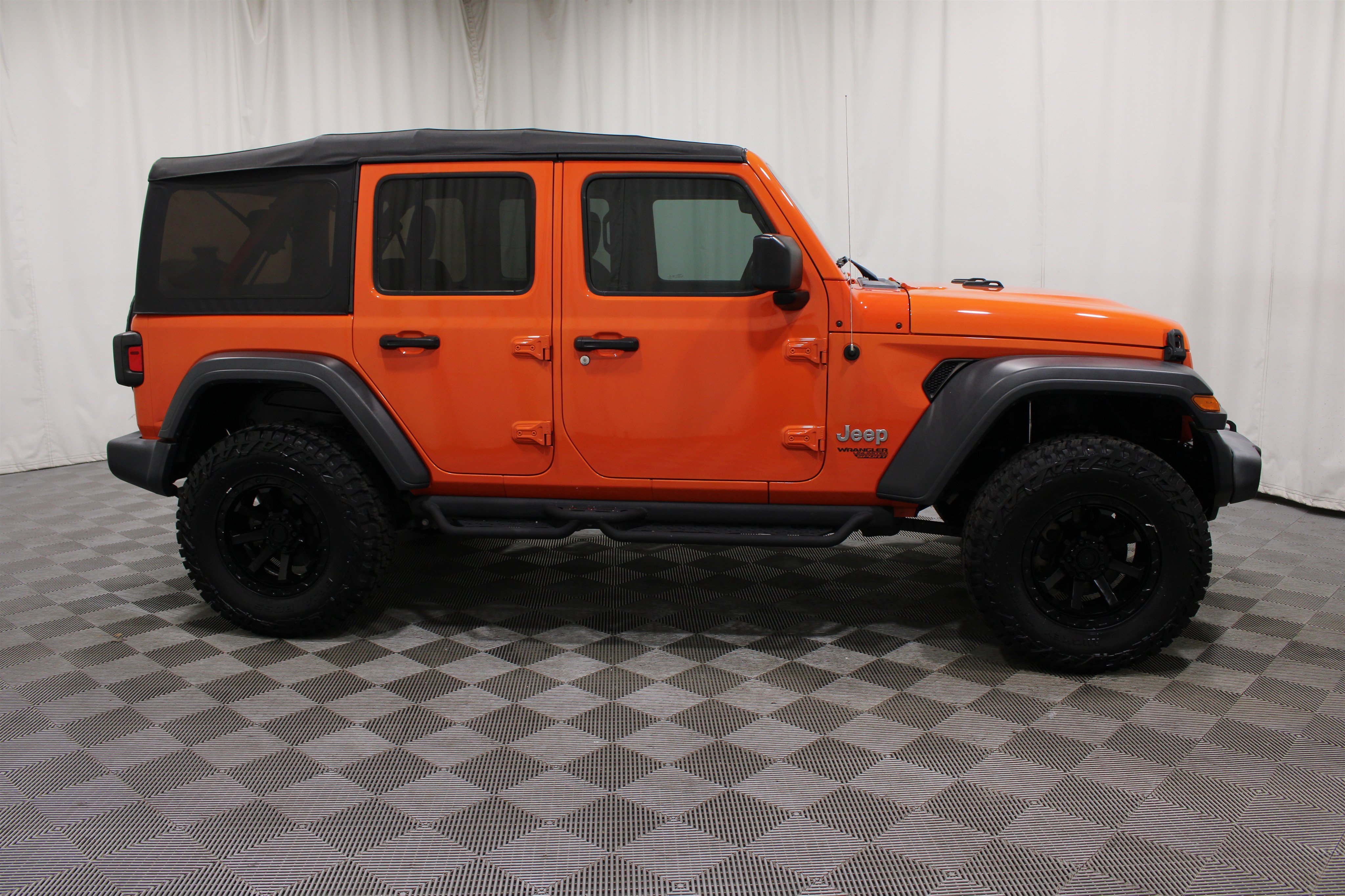 Used 2018 Punkn Metallic Clearcoat Jeep Sport image 23