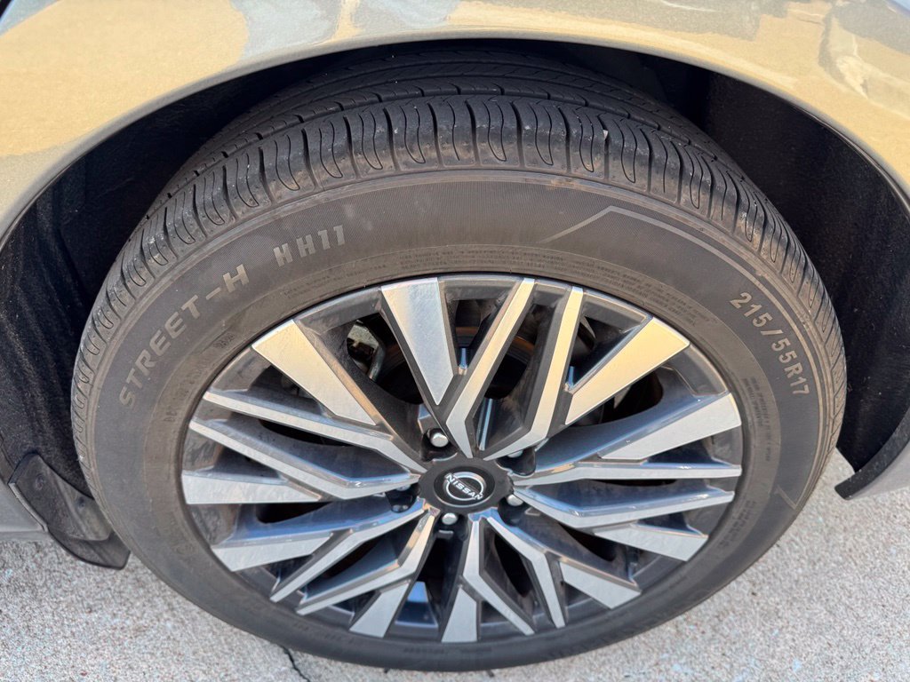 Used 2023 Gun Metallic Nissan 2.5 SV image 10