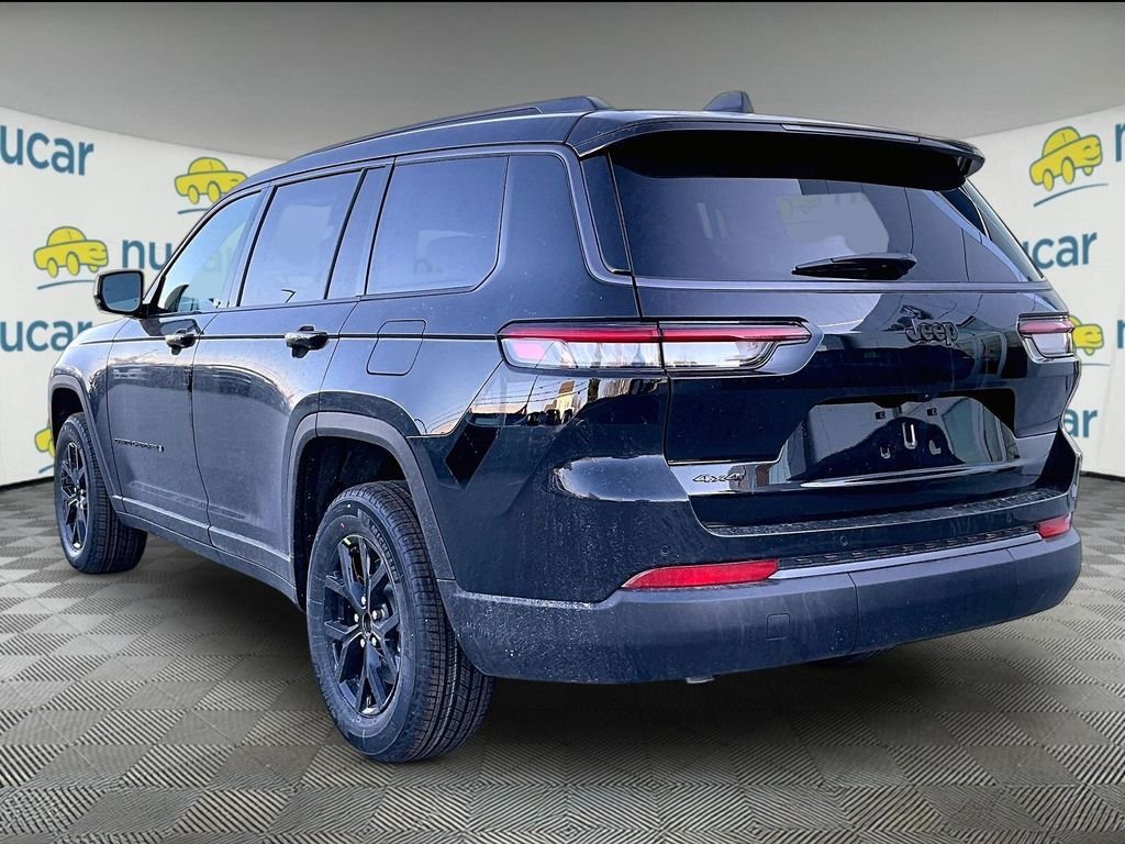 New 2026 Diamond Black Crystal Pearlcoat Jeep Laredo image 5