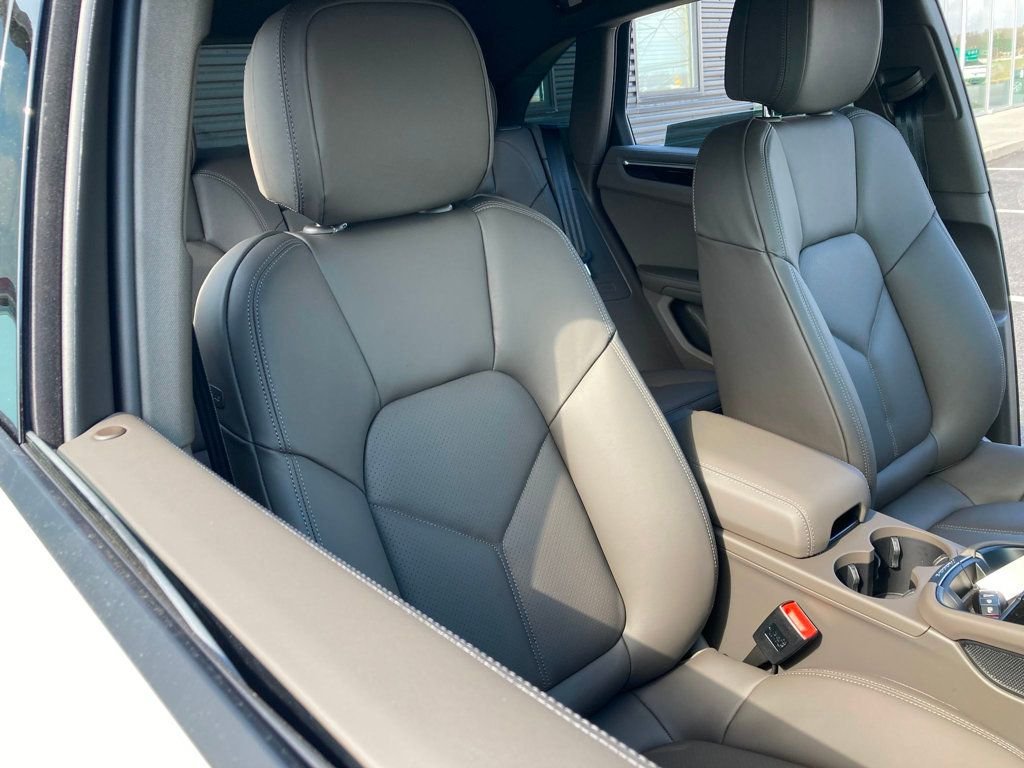 2025 Porsche Macan - Photo 28