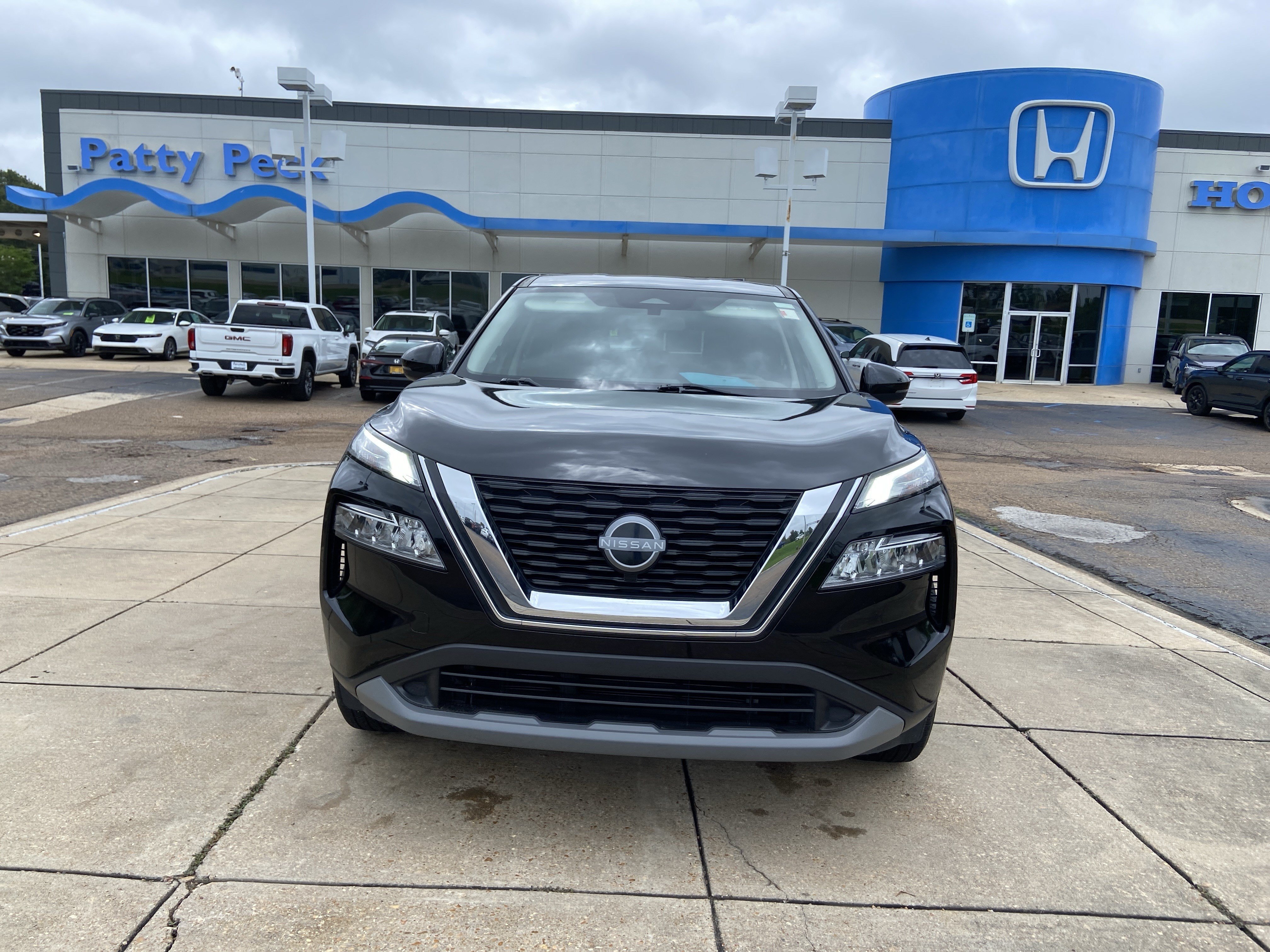 Used 2023 Super Black Nissan SV image 3
