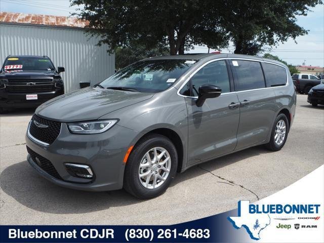 2025 Chrysler Pacifica Select's photo