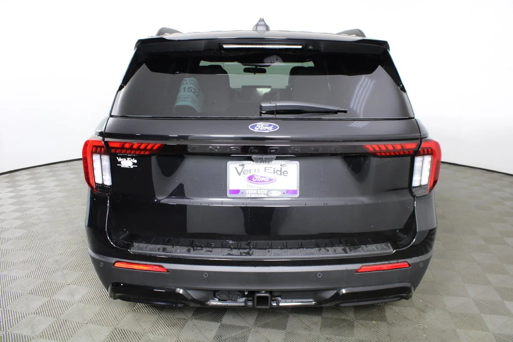 New 2027 Agate Black Metallic Ford ST-Line image 6