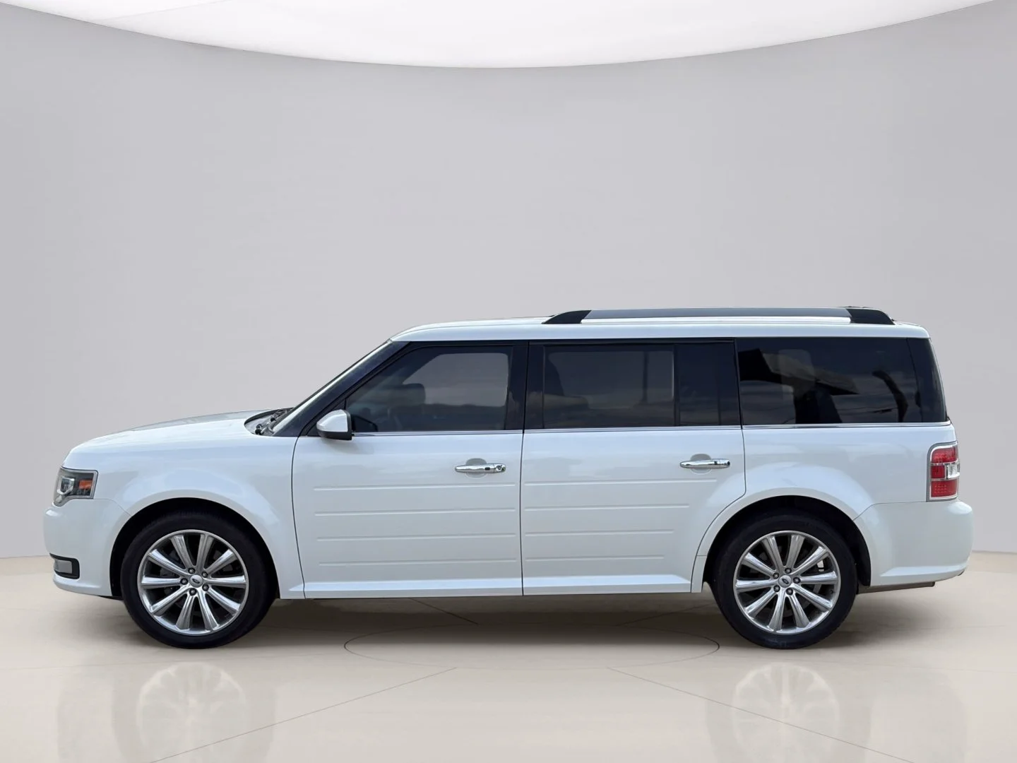 Used 2013 White Ford LIMITED image 2