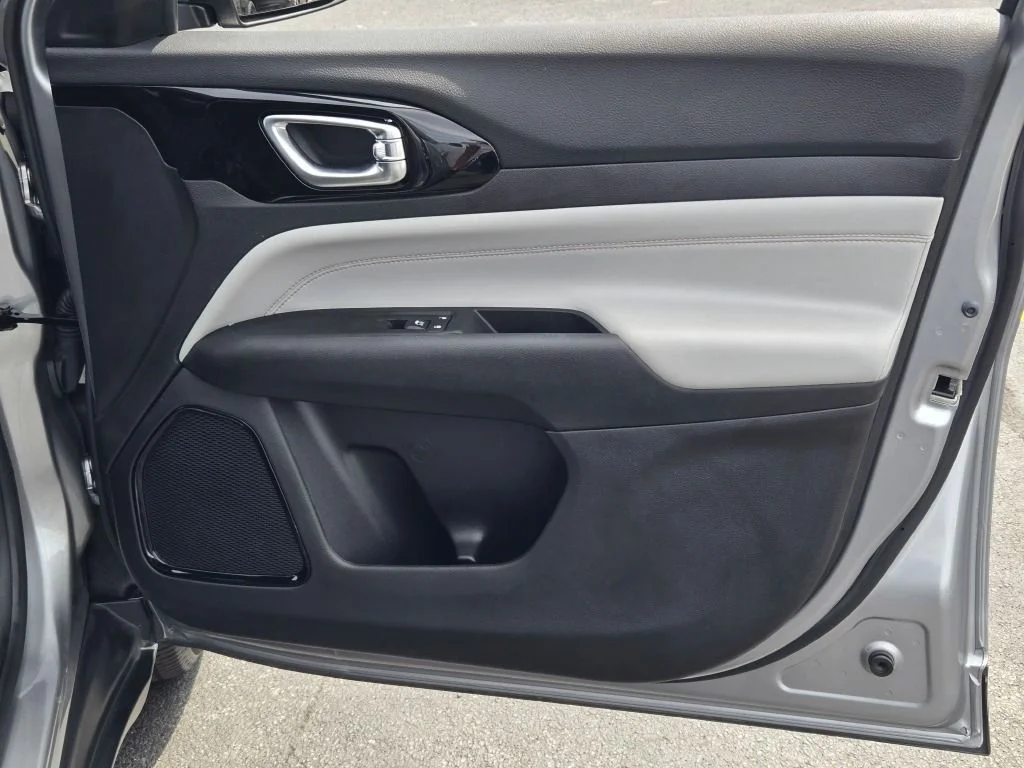 Used 2022 Silver Jeep Limited image 5