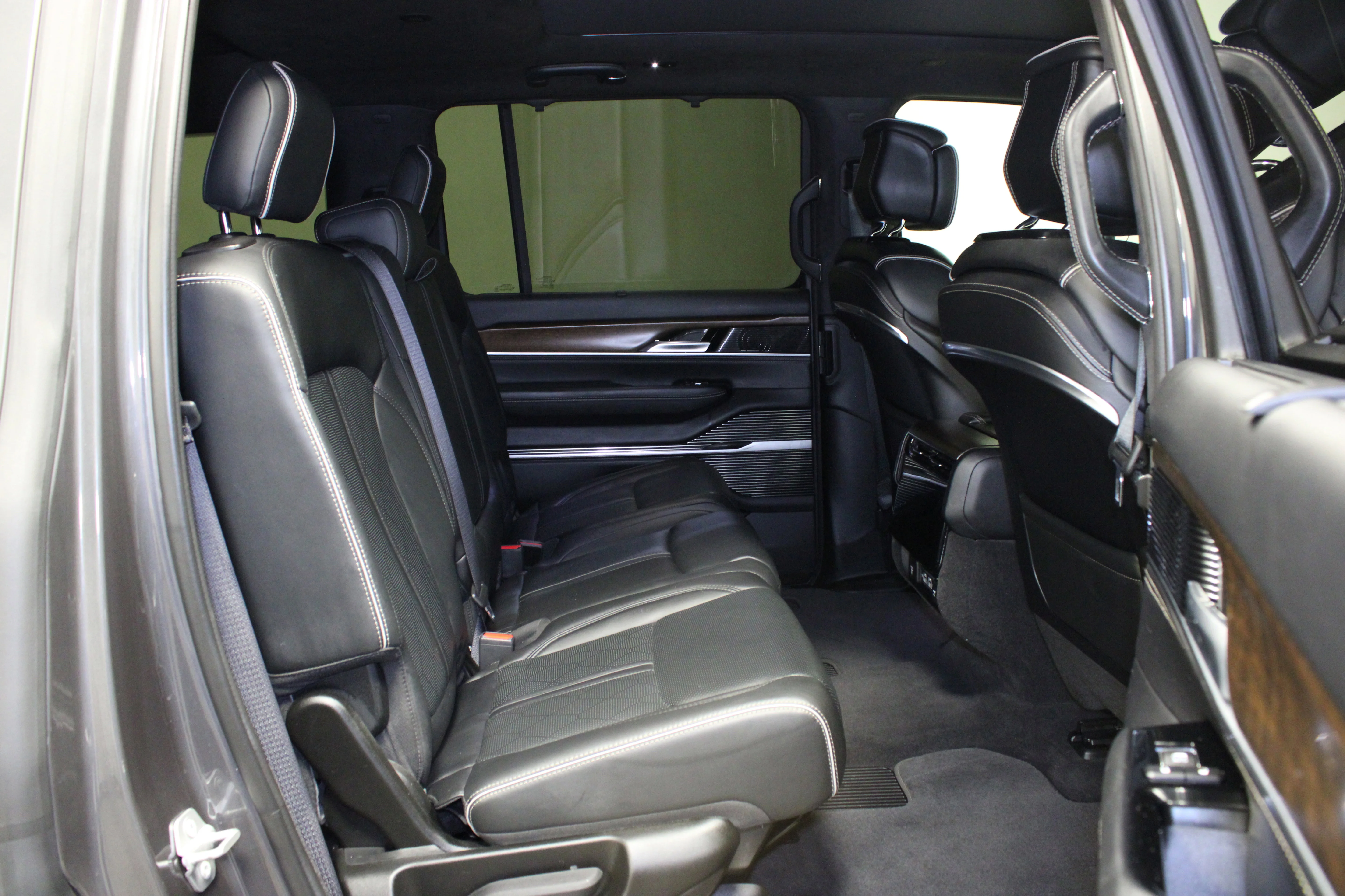 Used 2022 Baltic Gray Metallic Clearcoat Jeep Series II image 17