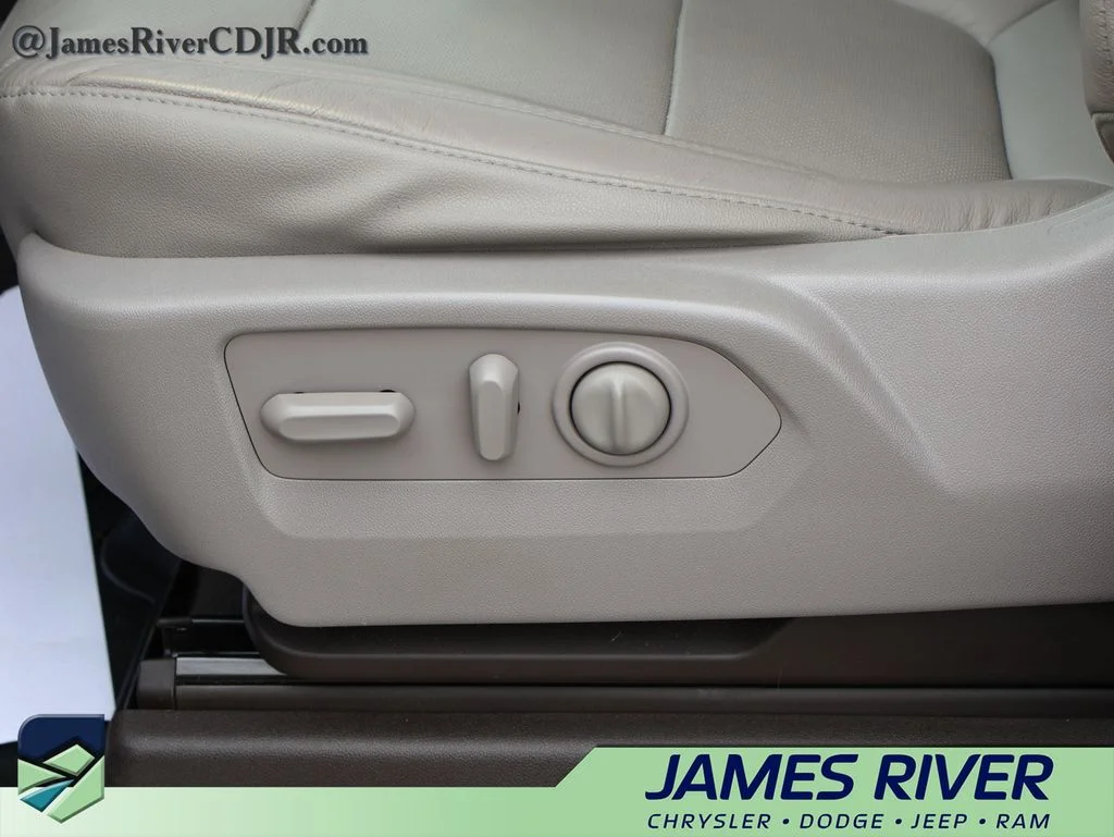 Used 2019 White GMC SLT image 23