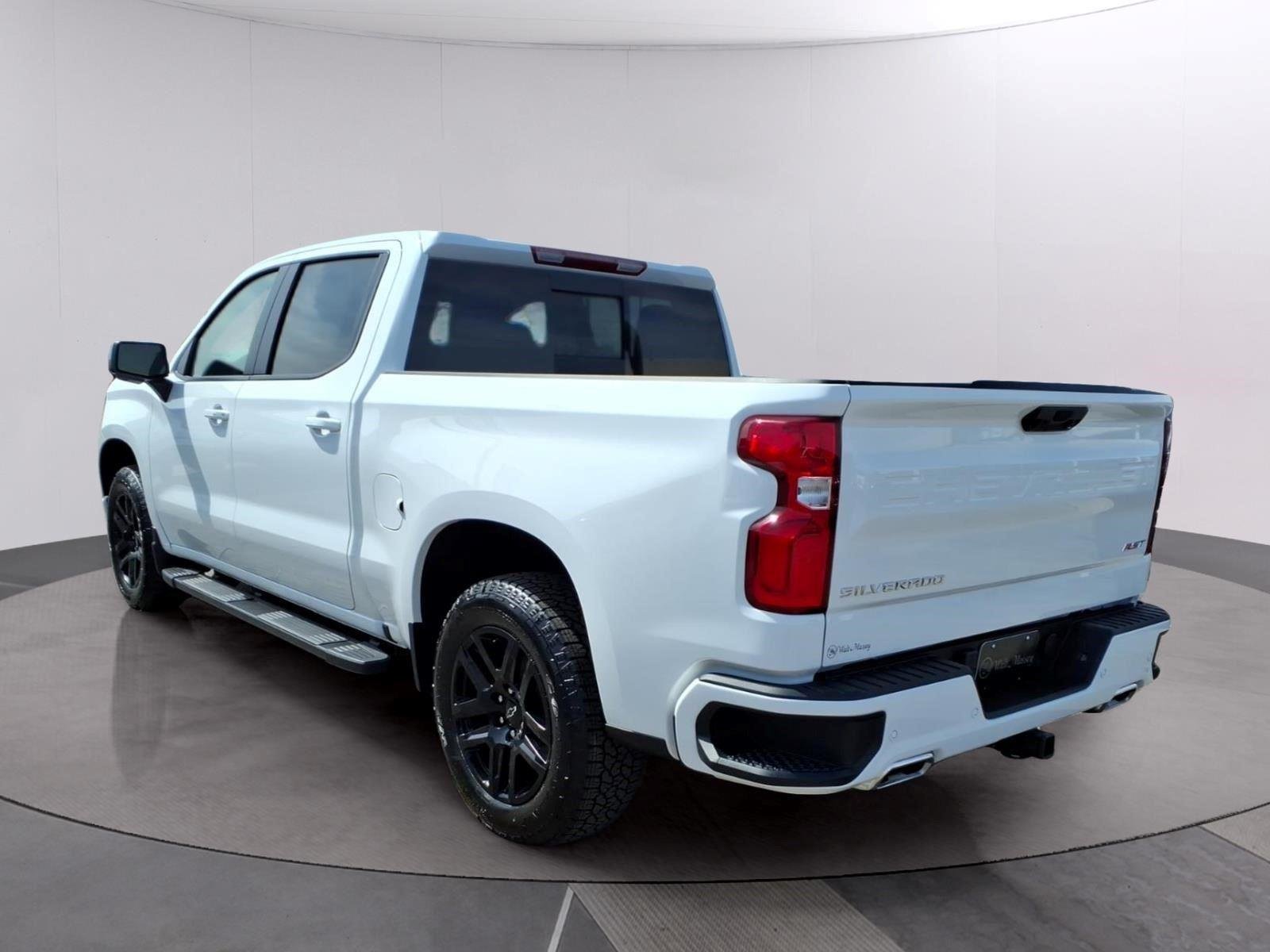 New 2026 Summit White Chevrolet RST image 3