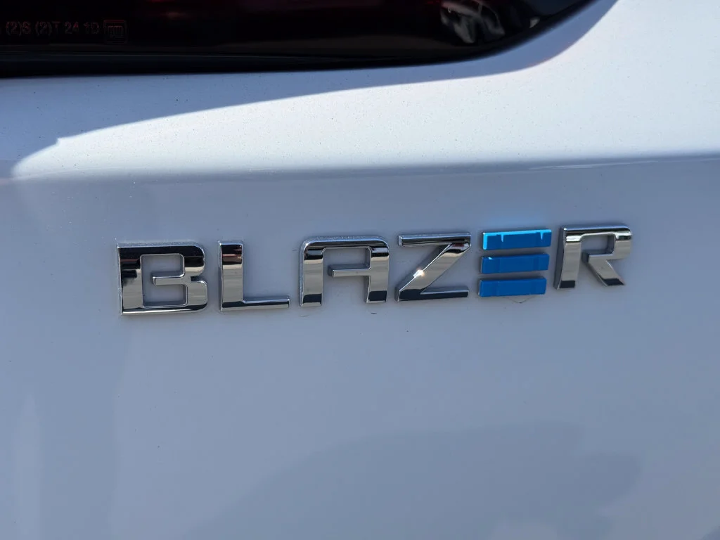 Used 2024 Summit White Chevrolet LT image 27
