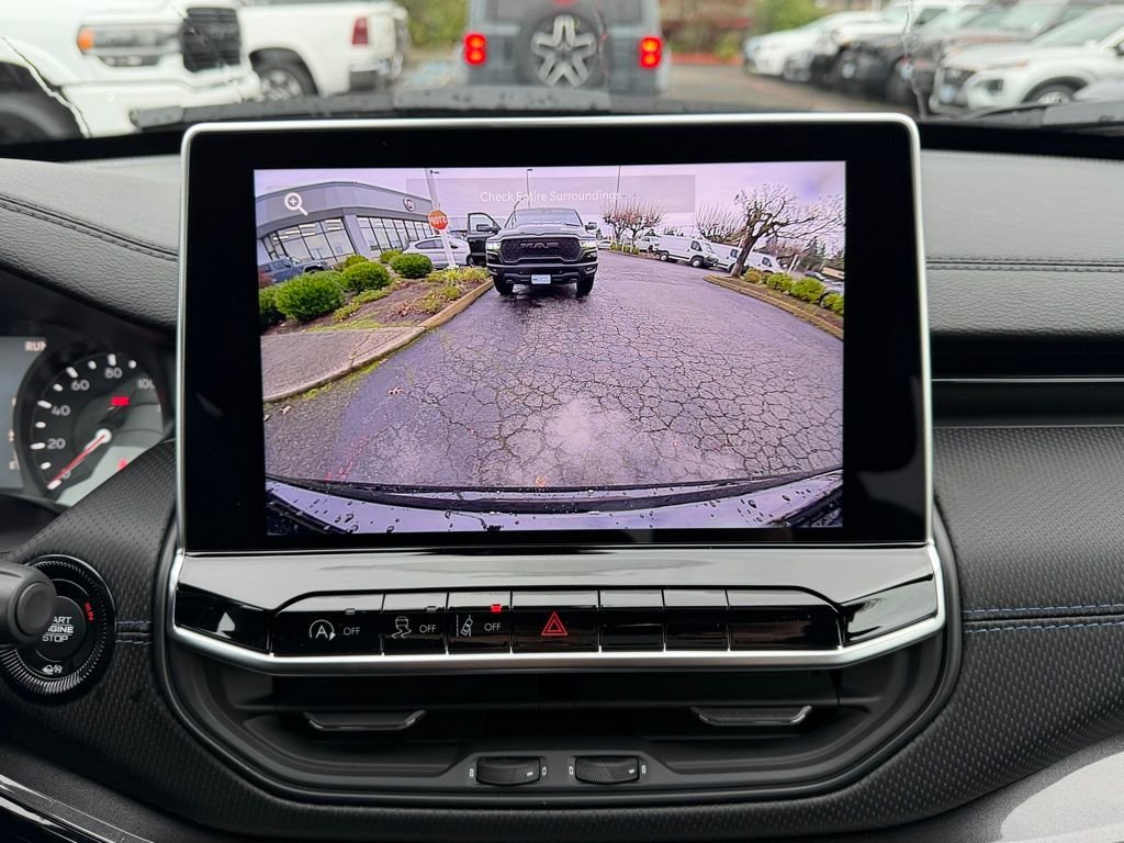 New 2026 Diamond Black Crystal Pearl-Coat Exterior Paint Jeep Latitude image 22