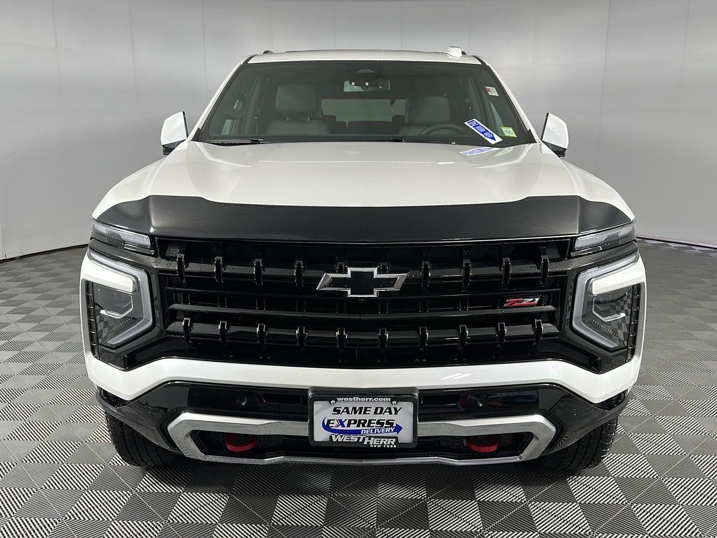 Used 2025 Iridescent Pearl Tricoat Chevrolet Z71 image 17