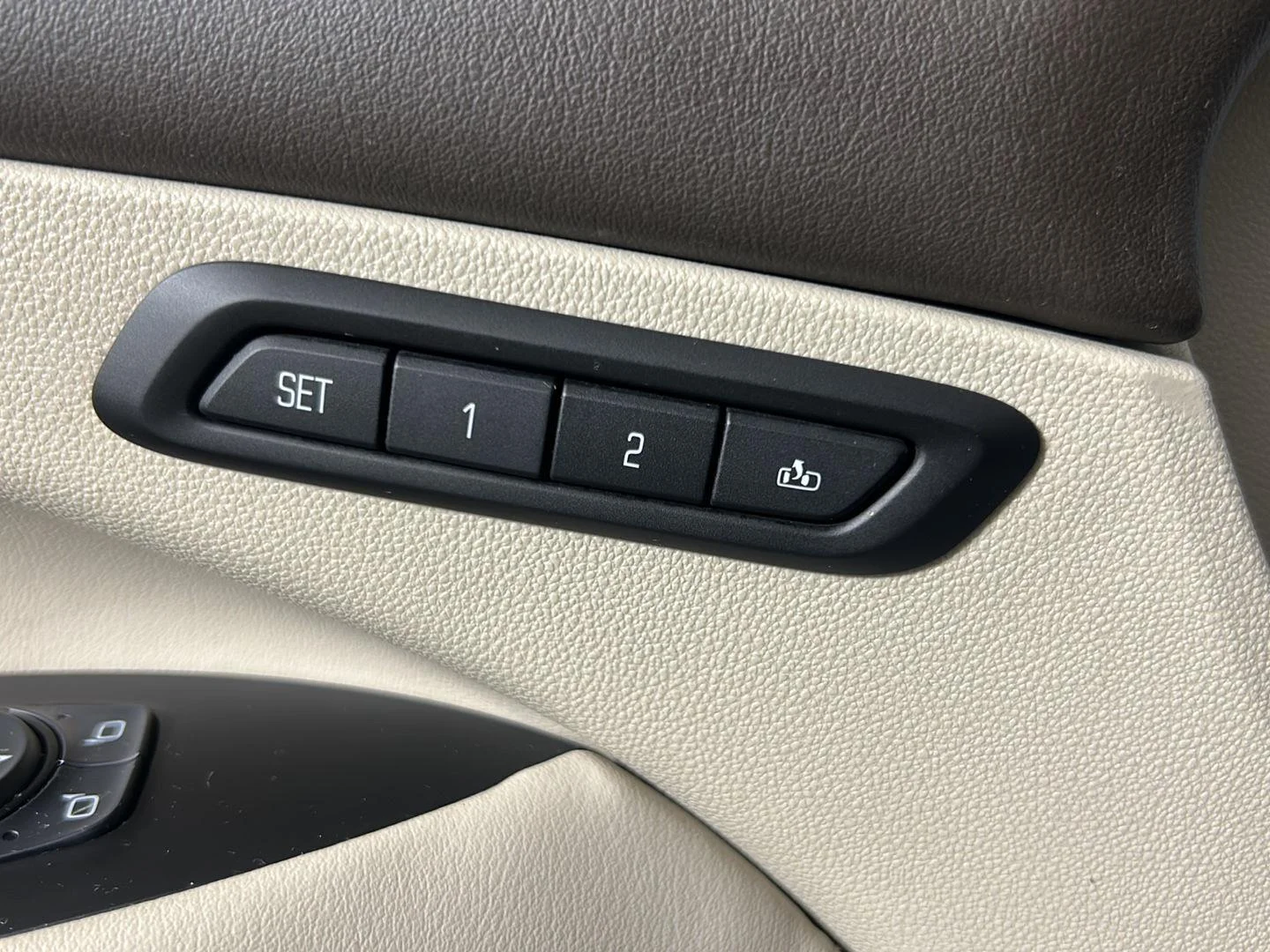 Used 2017 White Frost Tricoat Buick Essence image 19