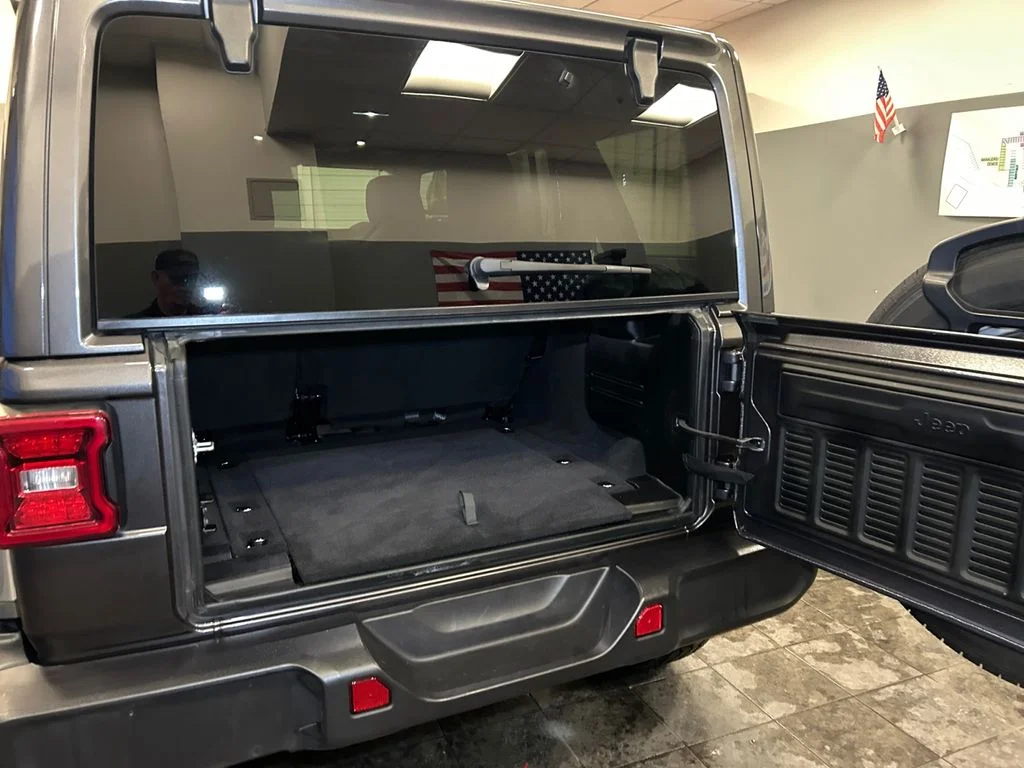 Used 2025 Crystal Metallic Jeep Sahara image 19