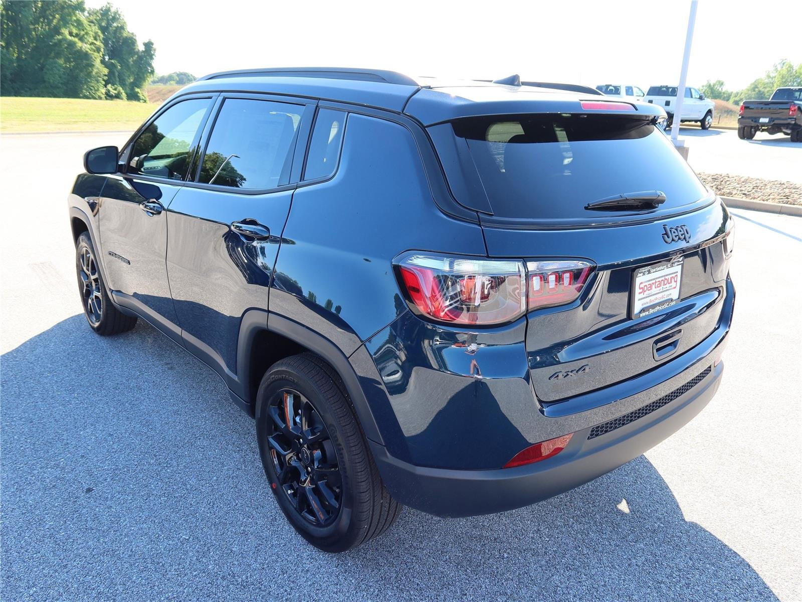 New 2026 Fathom Blue Pearl Coat Jeep Latitude Altitude image 4