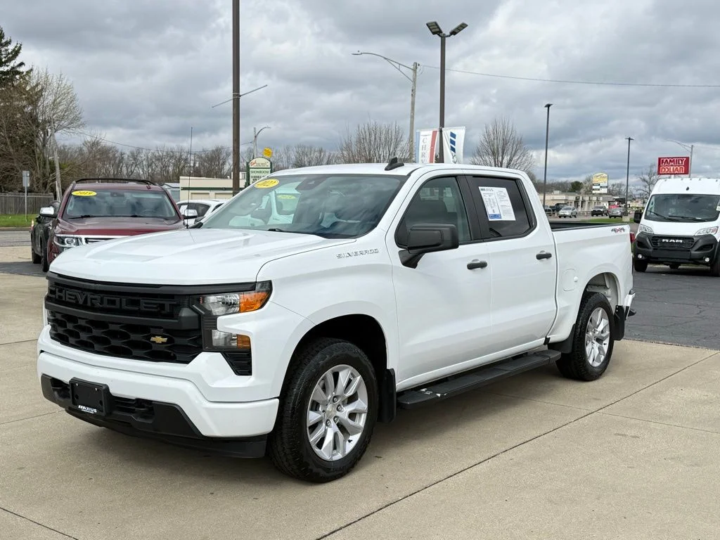 Used 2022  Chevrolet Custom image 3
