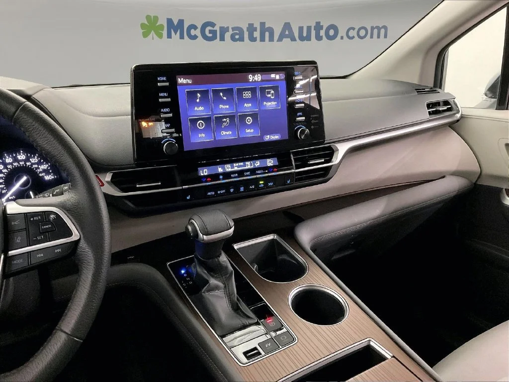Used 2021 Silver Toyota XLE image 9