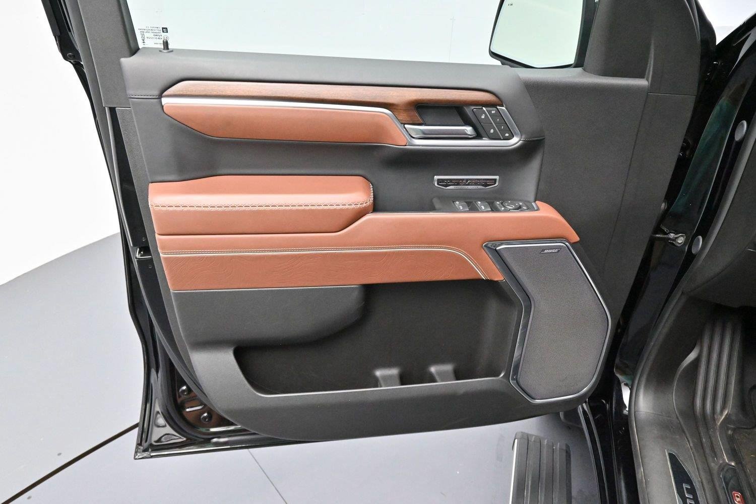 Used 2025 Onyx Black GMC Denali Ultimate image 10