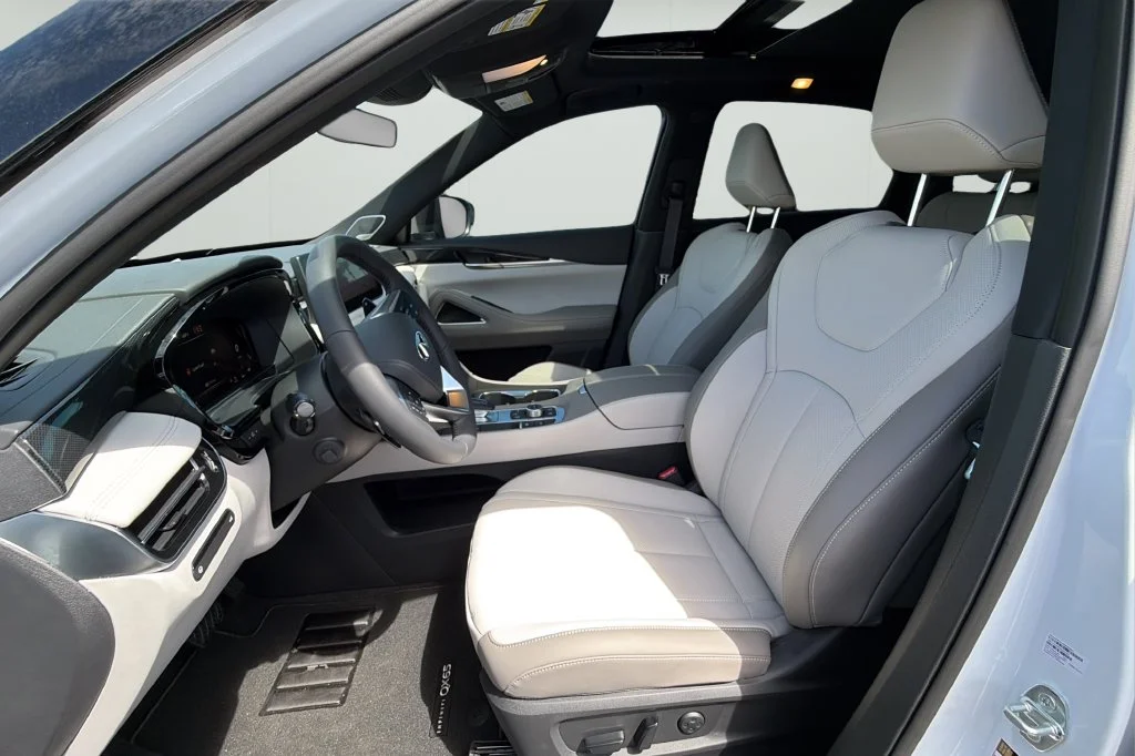 New 2027 2T RAD WHT INFINITI Sport AWD image 17