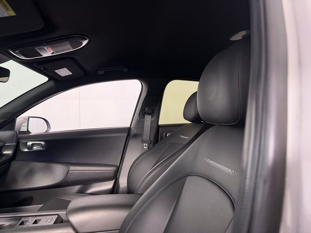 Used 2025 White Hyundai Calligraphy image 24