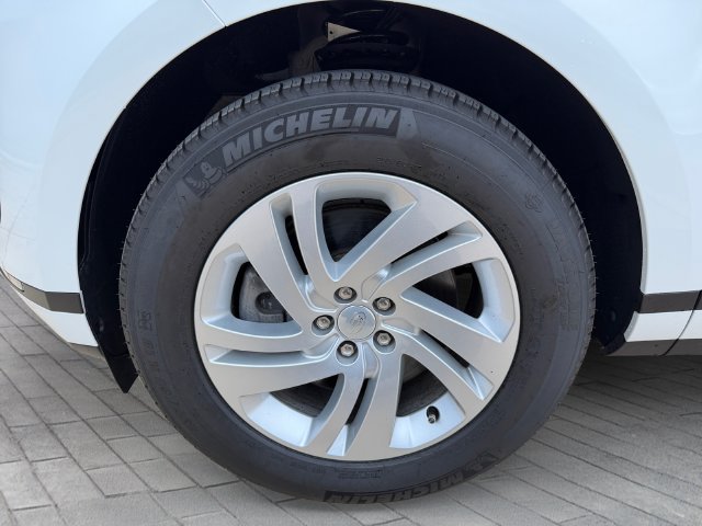 Certified Used 2025 Fuji White Land Rover S image 9