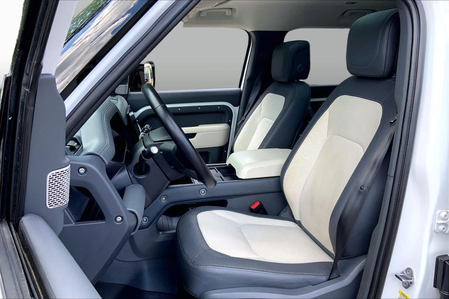 Used 2024 Fuji White Land Rover X-Dynamic SE image 9