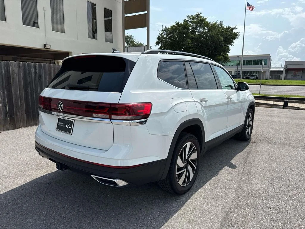 Used 2025  Volkswagen 2.0T SE w/Technology image 7