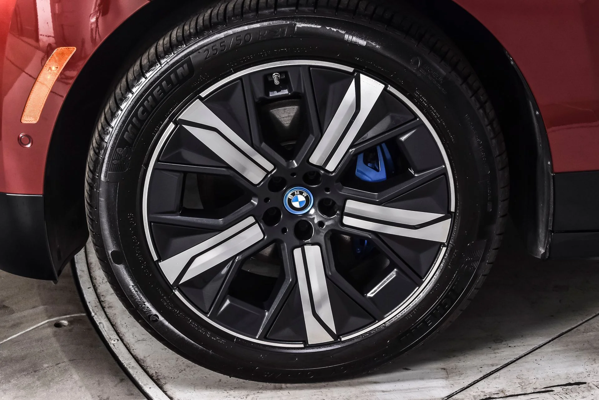 Used 2024 Red Metallic BMW xDrive50 image 10