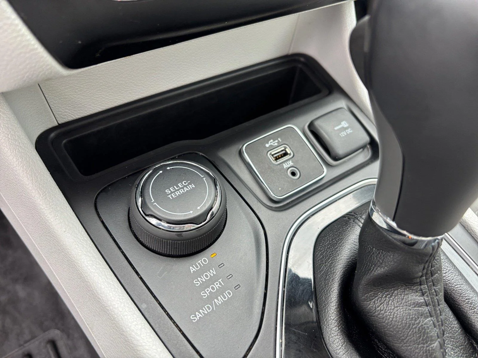 Used 2019 Sting-Gray Clearcoat Jeep Limited image 28
