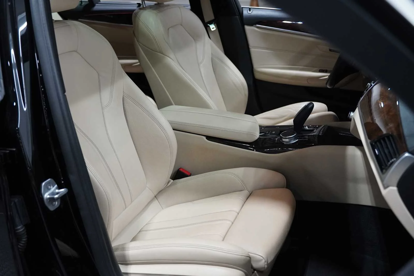 Used 2019 Black Sapphire Metallic BMW 530i image 11