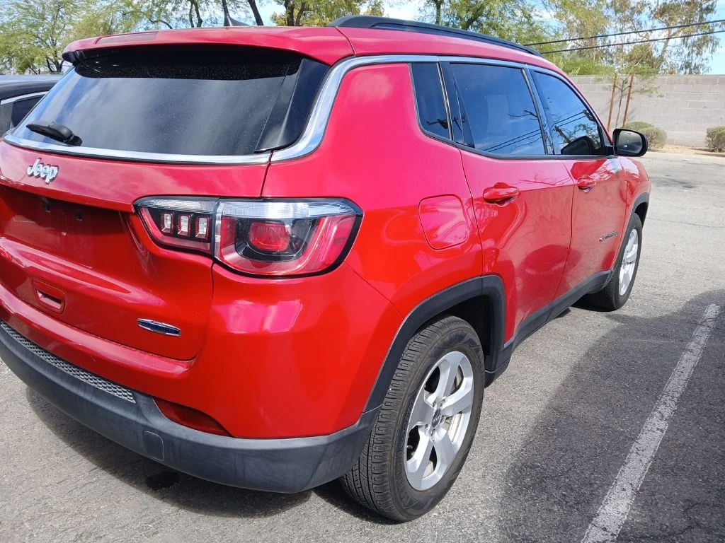 Used 2019 Red Jeep Latitude image 4